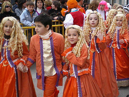 Los más pequeños exhibieron sus disfraces y bailaron al son de la jota pujada dentro del Carnaval Infantil