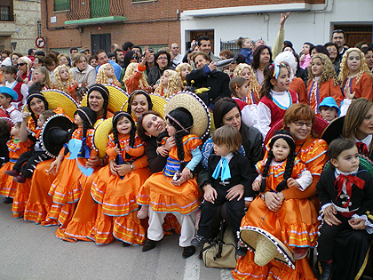 Los más pequeños exhibieron sus disfraces y bailaron al son de la jota pujada dentro del Carnaval Infantil
