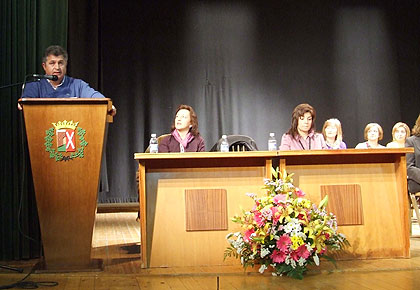 Miguel Esteban reconoce el mérito de las primeras mujeres tituladas superiores del municipio 
