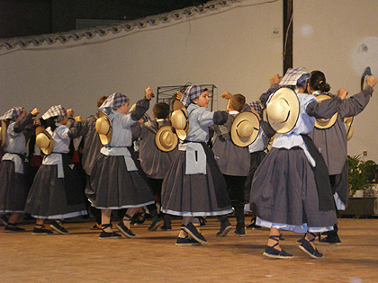 Grupo infantil de la Asociación “Danzas y Costumbres” de Miguel Esteban