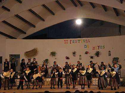 Grupo infantil de la Asociación “Danzas y Costumbres” de Miguel Esteban 
