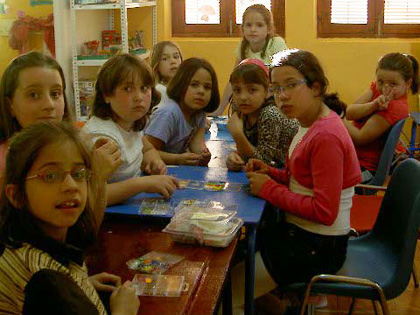 Los niños de la ludoteca se inician en gastronomía y abalorios con los talleres de la OMIC 
