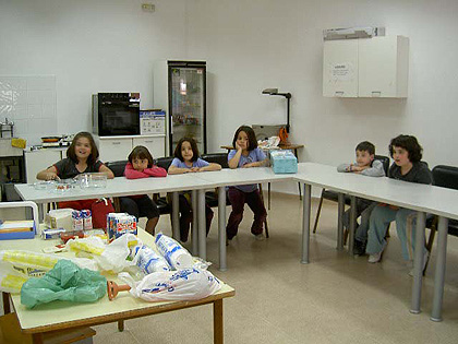 Los niños de la ludoteca se inician en gastronomía y abalorios con los talleres de la OMIC 