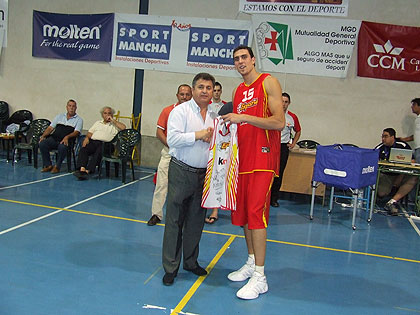 Entrega del trofeo al capitán del equipo ganador, Xavi Rabaseda