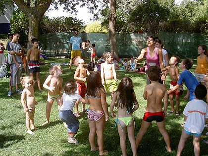 La ludoteca de verano cerró sus puertas con un día de piscina para los niños y sus madres 