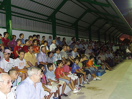 Cientos de personas asistieron a la inauguración de la remodelación del Campo de Fútbol ‘Las Memorias’