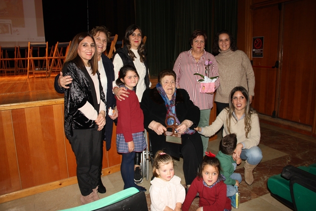 familia Dolores Oliva con concejal
