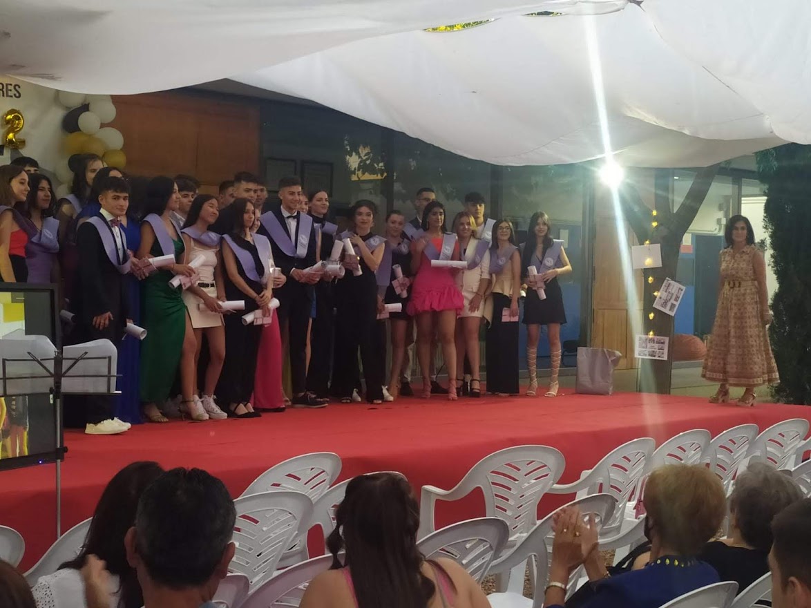 Graduaciones concejal con alumnado secundaria