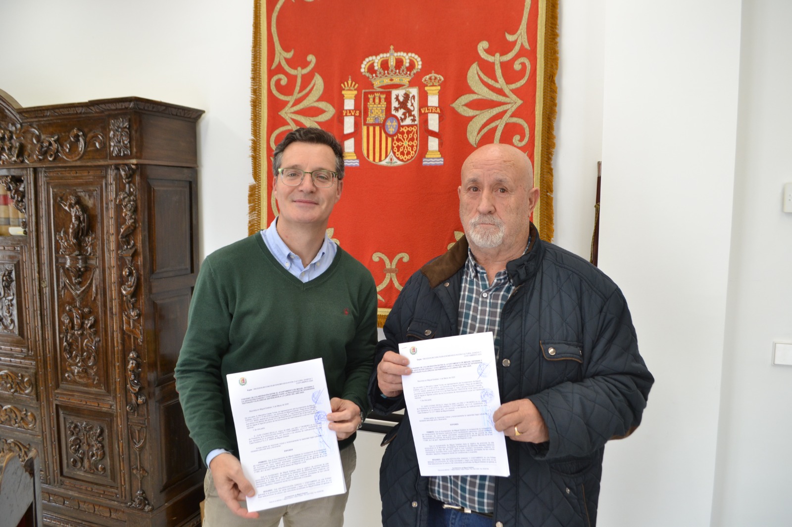 El Ayuntamiento de Miguel Esteban firma un convenio de colaboración con las asociaciones folklóricas locales