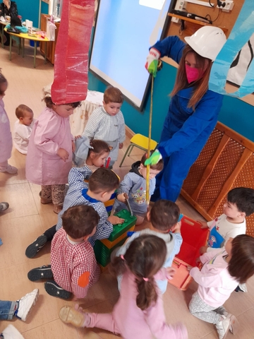 Día Mujer en Escuela Infantil albañila
