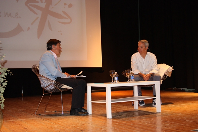 Encuentro literario Vicente Vallés con presentador