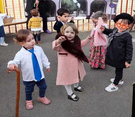 Escuela Infantil animero y gente bailando