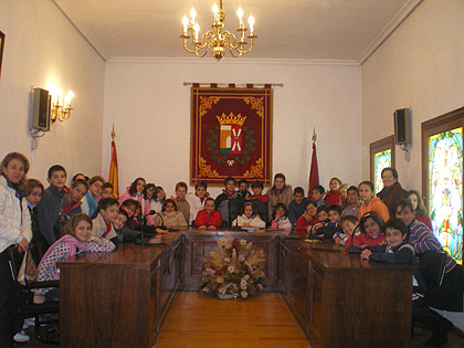 Los escolares migueletes visitaron el Ayuntamiento y se interesaron por su funcionamiento 