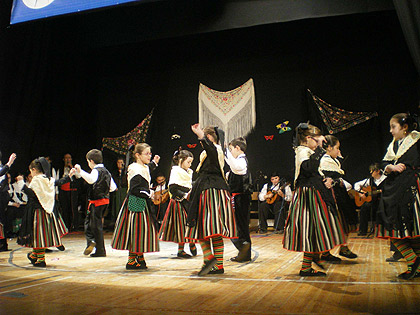 Lleno absoluto en el Festival Homenaje a la Jota Pujada del grupo ‘Danzas y Costumbres’ 