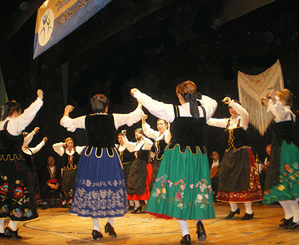 Lleno absoluto en el Festival Homenaje a la Jota Pujada del grupo ‘Danzas y Costumbres’ 