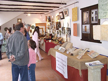 Miguel Esteban pone en valor el trabajo de sus artesanos en la I Feria de la Artesanía  