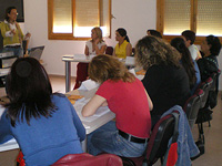 Una quincena de mujeres participan en el curso de formación geriátrica