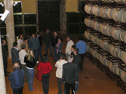 Las visitas guiadas a dos bodegas de la comarca pusieron el punto y final al curso de cata de vinos 