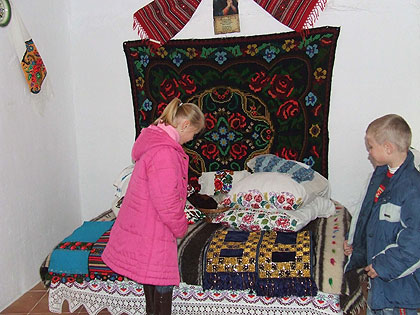 Una exposición convierte la Casa del Tío Félix en un hogar típico de Rumanía  