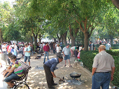 Unas 2.000 personas participaron en las tradicionales calderetas de la Feria de Miguel Esteban 