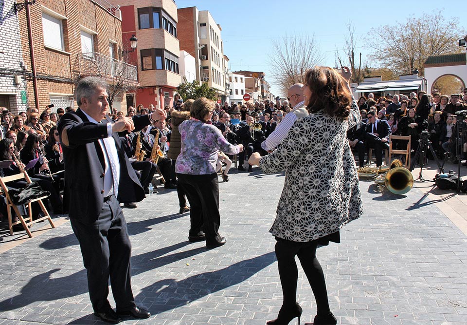 Jota-PUjada-alcalde-y-concejal-bailando-
