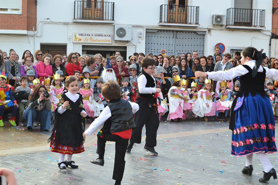 Desfile-infantil-capitanes-infantiles-bailando-la-jota-pujada