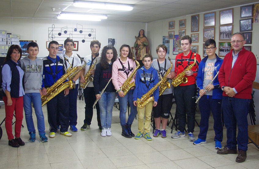 Escuela-Municipal-de-Musica-alumnos-junto-a-director-y-concejal-de-Cultura