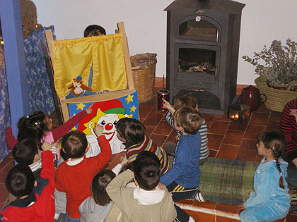 Los niños de la ludoteca disfrutaron con un espectáculo de títeres y un cuentacuentos navideño
