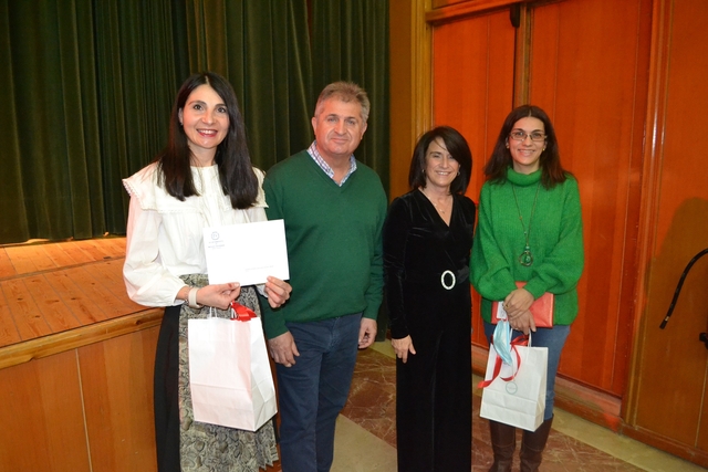web Concierto Manchelos ganadoras concurso relatos junto a alcalde y concejal